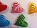Corazones de papel plegado en rojo, rosa, amarillo, azul y verde. Perfectas manualidades para decoración de San Valentín.