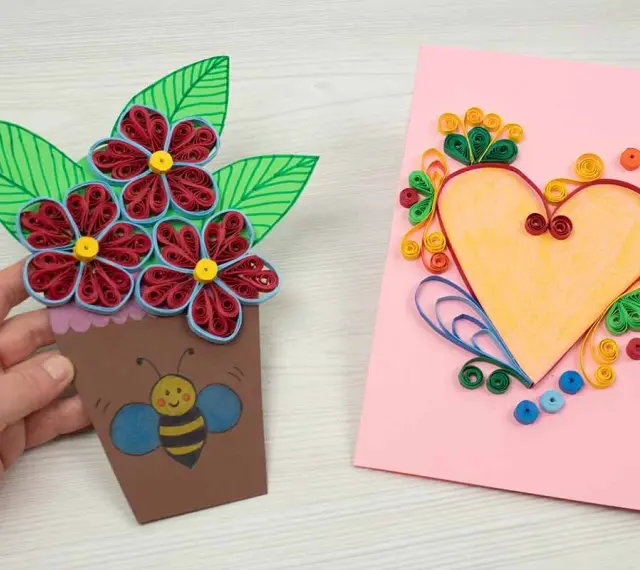 Manualidades Día de la Madre: un ramo de flores de papel quilling en una maceta con una abeja y una tarjeta rosa con un corazón.