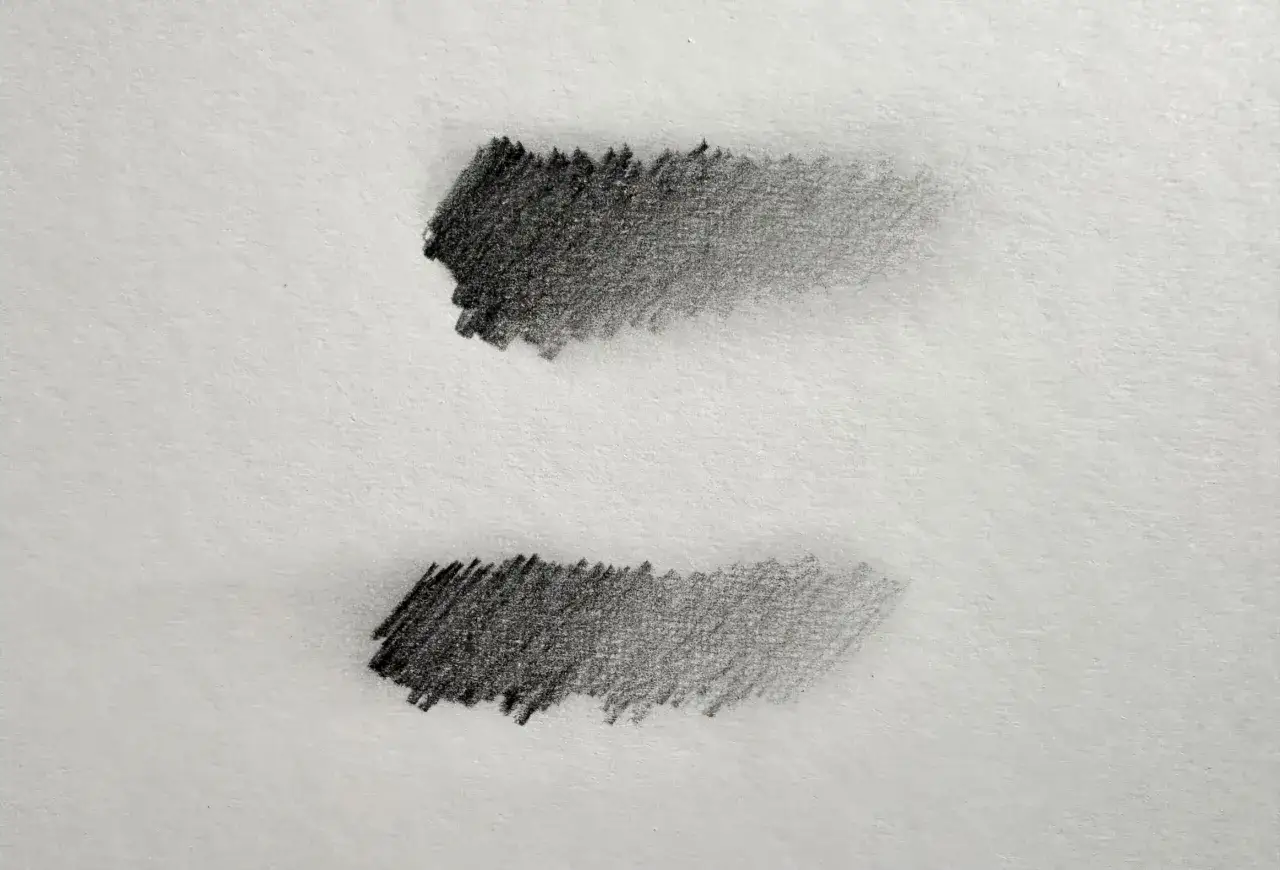 Dos franjas de dibujos a lápiz muestran un degradado de oscuro a claro sobre papel texturizado.