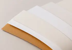 Abanico de diferentes tipos de folio en tonos neutros: marrón, blanco roto y blanco.